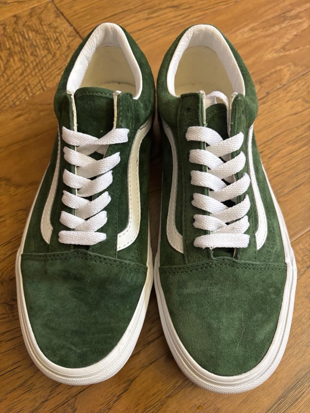 Unique Vans Old Skool Pig Suede sneakers in a dark green. Men’s 5.5 Woman’s 7.